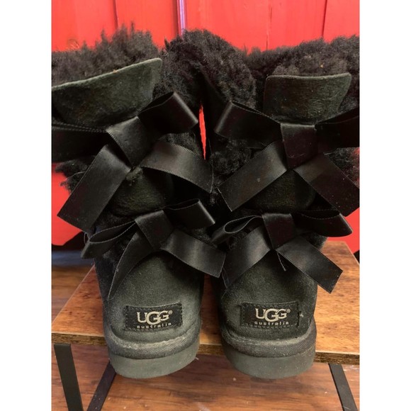 Ugg Black Suede Size 6 Mini Bailey 2 Bow Boot EUC Super Cute Wool Lining LOOK - Picture 3 of 7